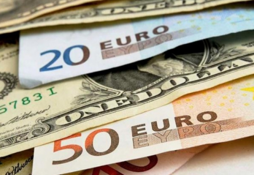 Курс доллара и евро в начале недели снова подорожал 